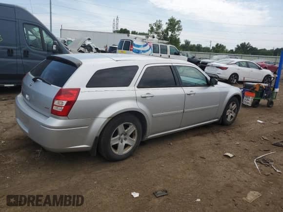 2005 Dodge Magnum SE with VIN 2D4FV48V15H128692, listed as a Copart auction lot 66691135 with 164,713 mi miles and Clean title. Bid and sale history available at DreamBid. Image 3.