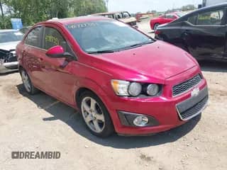 2013 Chevrolet Sonic LTZ z VIN 1G1JE5SBXD4119070, wystawiony jako IAAI lot #42727331 z przebiegiem 152 191 mil mil oraz . Historia ofert i sprzedaży dostępna na DreamBid. Obrazek 1.