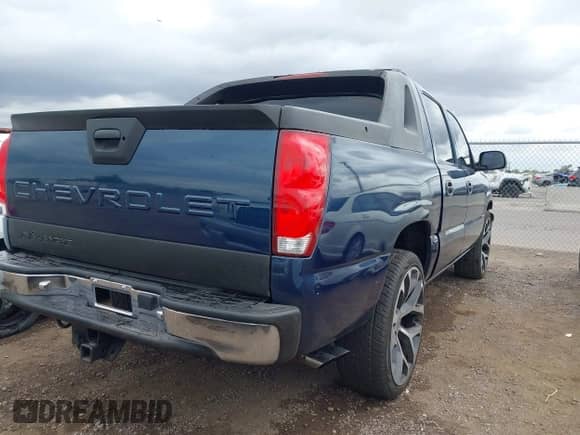 2005 Chevrolet Avalanche Z66 with VIN 3GNEC12ZX5G285671, listed as a IAAI auction lot 42154713 with 167,751 mi miles and . Bid and sale history available at DreamBid. Image 4.