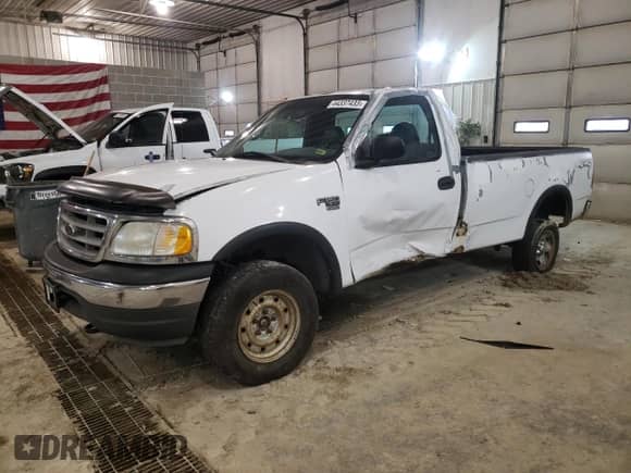2002 Ford F-150 XL z VIN 1FTRF18W72KB04366, wystawiony jako Copart lot #54933503 z przebiegiem 182 593 mil mil oraz Nie do naprawy • Non repairable. Historia ofert i sprzedaży dostępna na DreamBid. Obrazek 1.