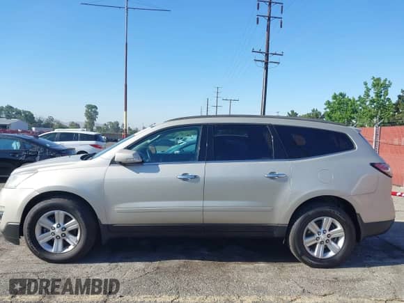 2014 Chevrolet Traverse LT z VIN 1GNKRHKD3EJ109929, wystawiony jako IAAI lot #42515411 z przebiegiem Nie podano mil oraz . Historia ofert i sprzedaży dostępna na DreamBid. Obrazek 14.