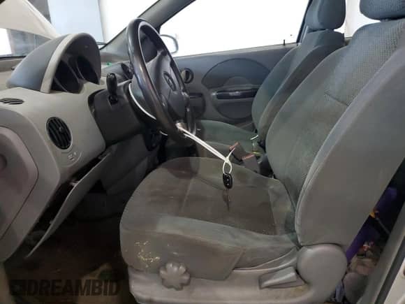 2004 Chevrolet Aveo LS z VIN KL1TJ52614B274933, wystawiony jako Copart lot #59203915 z przebiegiem Nie podano mil oraz Czysty tytuł • Clean title. Historia ofert i sprzedaży dostępna na DreamBid. Obrazek 7.