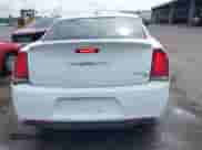 2019 Chrysler 300 S с VIN 2C3CCABT1KH704891, выставлен на аукционе IAAI как лот 42578814 с пробегом 134 287 миль миль и . История ставок и продаж доступна на DreamBid. Изображение 16.