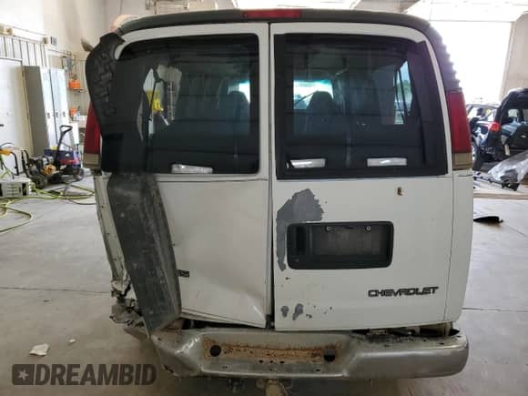 2001 Chevrolet Express with VIN 1GAHG39R811240998, listed as a Copart auction lot 67312695 with 273,664 mi miles and Salvage title. Bid and sale history available at DreamBid. Image 6.