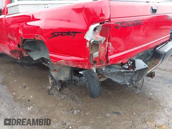 1998 Dodge 1500 z VIN 1B7HF13Z5WJ148228, wystawiony jako IAAI lot #42230133 z przebiegiem 169 159 mil mil oraz . Historia ofert i sprzedaży dostępna na DreamBid. Obrazek 6.