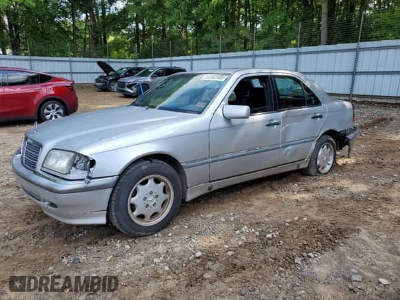 1999 Mercedes-Benz C 230/260/280/320 z VIN WDBHA24G4XA749633, wystawiony jako Copart lot #56560105 z przebiegiem 221 306 mil mil oraz Szkoda całkowita • Salvage title. Historia ofert i sprzedaży dostępna na DreamBid. Obrazek 1.