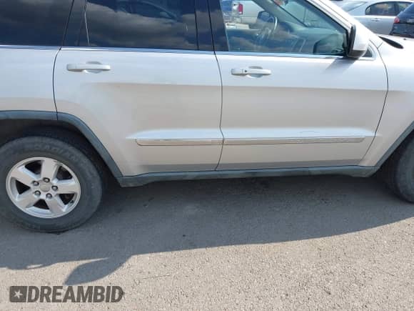 2011 Jeep Grand Cherokee Laredo z VIN 1J4RR4GG4BC586012, wystawiony jako IAAI lot #42973094 z przebiegiem 177 559 mil mil oraz . Historia ofert i sprzedaży dostępna na DreamBid. Obrazek 17.