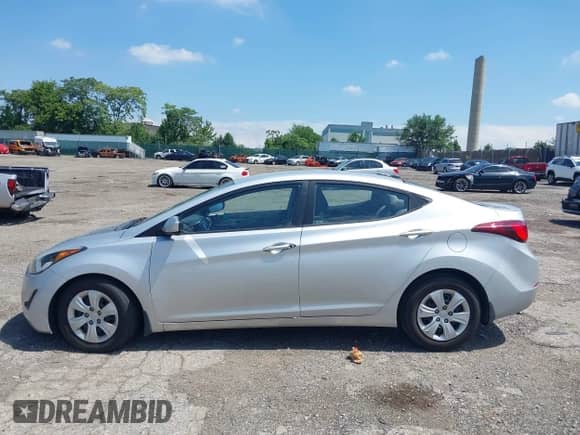 2016 Hyundai Elantra Value Edition с VIN 5NPDH4AE8GH771508, выставлен на аукционе IAAI как лот 42723263 с пробегом Не указан миль и . История ставок и продаж доступна на DreamBid. Изображение 14.