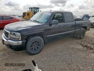 2004 GMC Sierra 1500 SLE z VIN 2GTEC19T341180777, wystawiony jako Copart lot #67061275 z przebiegiem 246 474 mil mil oraz Czysty tytuł • Clean title. Historia ofert i sprzedaży dostępna na DreamBid. Obrazek 1.