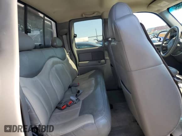 2002 GMC Sierra 1500 Denali z VIN 2GTFK69U821391080, wystawiony jako Copart lot #48396695 z przebiegiem 150 922 mil mil oraz Czysty tytuł • Clean title. Historia ofert i sprzedaży dostępna na DreamBid. Obrazek 11.