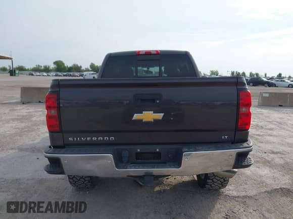 2015 Chevrolet Silverado 1500 LT z VIN 3GCPCRECXFG131888, wystawiony jako IAAI lot #43143710 z przebiegiem 182 495 mil mil oraz . Historia ofert i sprzedaży dostępna na DreamBid. Obrazek 17.
