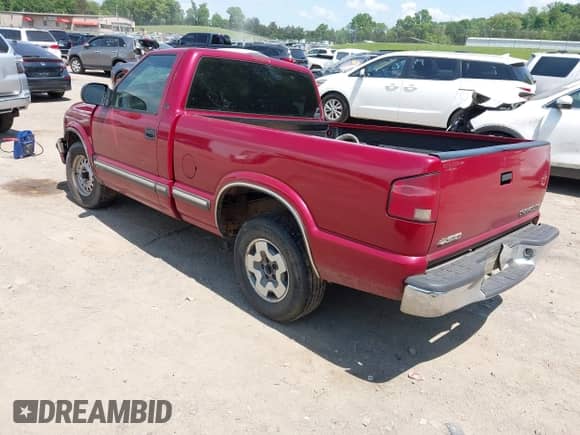 2000 Chevrolet S-10 with VIN 1GCCS1457YK285234, listed as a IAAI auction lot 42155328 with 384,761 mi miles and . Bid and sale history available at DreamBid. Image 3.