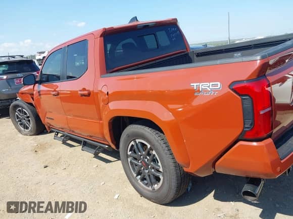 2025 Toyota Tacoma SR5 с VIN 3TMKB5FN7SM036657, выставлен на аукционе IAAI как лот 43373811 с пробегом 473 миль миль и . История ставок и продаж доступна на DreamBid. Изображение 14.
