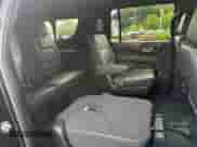 2022 Chevrolet Suburban LT z VIN 1GNSKCKD9NR323851, wystawiony jako Copart lot #69874545 z przebiegiem 255 643 mil mil oraz Czysty tytuł • Clean title. Historia ofert i sprzedaży dostępna na DreamBid. Obrazek 11.