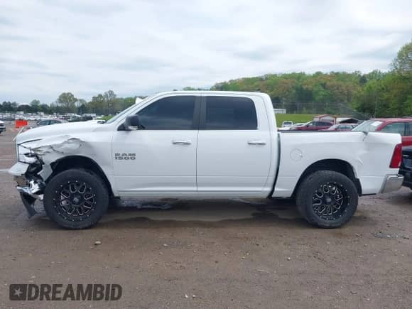 2018 Ram 1500 Big Horn z VIN 1C6RR7LG8JS258214, wystawiony jako IAAI lot #41983843 z przebiegiem 83 929 mil mil oraz . Historia ofert i sprzedaży dostępna na DreamBid. Obrazek 14.