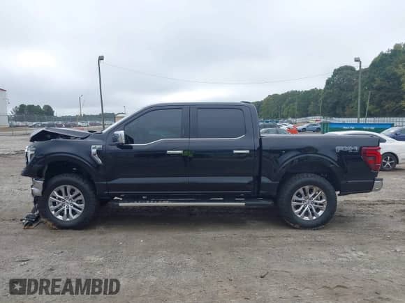 2024 Ford F-150 Lariat z VIN 1FTFW5L52RFA75628, wystawiony jako IAAI lot #43393183 z przebiegiem 15 578 mil mil oraz . Historia ofert i sprzedaży dostępna na DreamBid. Obrazek 14.