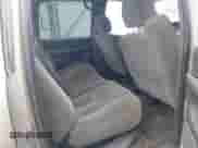 2002 Chevrolet Silverado 1500HD LS z VIN 1GCGK13U52F227116, wystawiony jako IAAI lot #42382447 z przebiegiem 305 548 mil mil oraz . Historia ofert i sprzedaży dostępna na DreamBid. Obrazek 8.