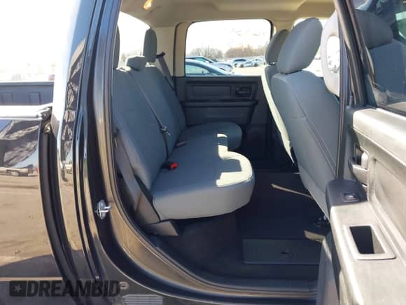 2018 Ram 1500 Express z VIN 1C6RR7KG1JS106180, wystawiony jako IAAI lot #41762833 z przebiegiem 86 530 mil mil oraz . Historia ofert i sprzedaży dostępna na DreamBid. Obrazek 8.