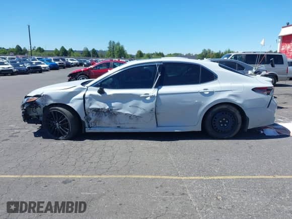 2022 Toyota Camry Hybrid XSE с VIN 4T1K31AK1NU045546, выставлен на аукционе IAAI как лот 42832566 с пробегом 61 150 миль миль и . История ставок и продаж доступна на DreamBid. Изображение 14.