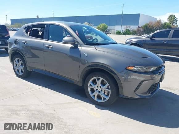 2024 Dodge Hornet R/T z VIN ZACPDFCW9R3A33003, wystawiony jako IAAI lot #42021334 z przebiegiem 31 154 mil mil oraz . Historia ofert i sprzedaży dostępna na DreamBid. Obrazek 1.