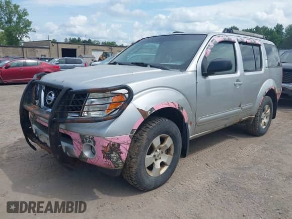 2005 Nissan Pathfinder SE с VIN 5N1AR18W45C779915, выставлен на аукционе IAAI как лот 42522452 с пробегом 260 904 миль миль и . История ставок и продаж доступна на DreamBid. Изображение 2.