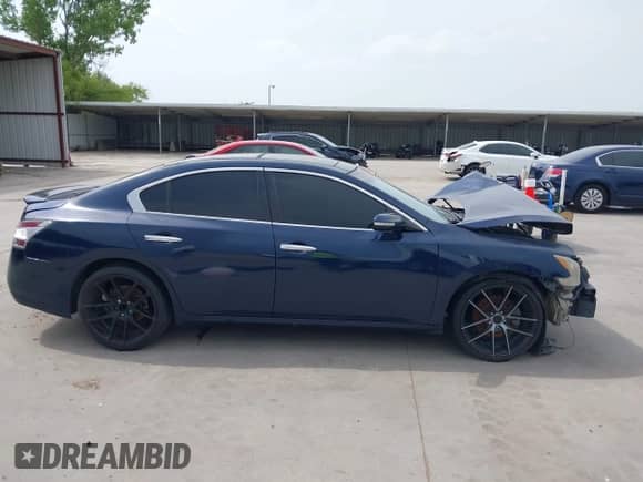 2013 Nissan Maxima SV z VIN 1N4AA5AP7DC800881, wystawiony jako IAAI lot #42281857 z przebiegiem 223 098 mil mil oraz . Historia ofert i sprzedaży dostępna na DreamBid. Obrazek 14.