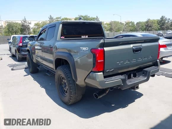2024 Toyota Tacoma SR5 с VIN 3TMLB5JNXRM043401, выставлен на аукционе IAAI как лот 42745819 с пробегом 12 081 миль миль и . История ставок и продаж доступна на DreamBid. Изображение 3.