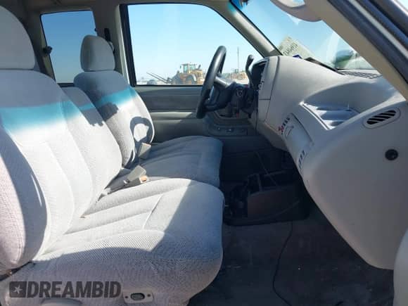 1996 GMC Sierra 1500 z VIN 1GTEC19R8TE555502, wystawiony jako IAAI lot #41964843 z przebiegiem 214 617 mil mil oraz . Historia ofert i sprzedaży dostępna na DreamBid. Obrazek 5.