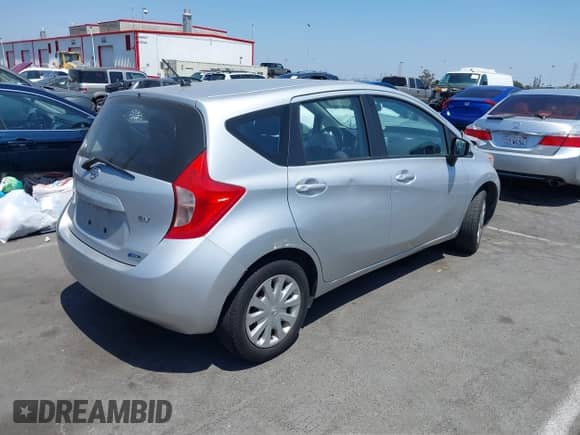 2015 Nissan Note SV z VIN 3N1CE2CP1FL383934, wystawiony jako IAAI lot #43006637 z przebiegiem 97 079 mil mil oraz . Historia ofert i sprzedaży dostępna na DreamBid. Obrazek 4.