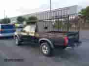 1998 Nissan Frontier XE z VIN 1N6DD26Y8WC345845, wystawiony jako IAAI lot #43314325 z przebiegiem 177 402 mil mil oraz . Historia ofert i sprzedaży dostępna na DreamBid. Obrazek 3.