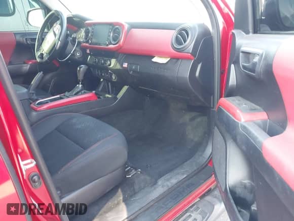 2020 Toyota Tacoma SR5 z VIN 3TMBZ5DN1LM024276, wystawiony jako IAAI lot #41454565 z przebiegiem 76 461 mil mil oraz . Historia ofert i sprzedaży dostępna na DreamBid. Obrazek 5.