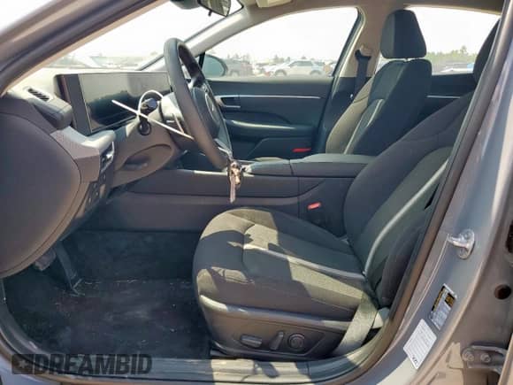 2025 Hyundai Sonata SEL z VIN KMHL64JA3SA452298, wystawiony jako Copart lot #70425325 z przebiegiem 14 803 mil mil oraz Szkoda całkowita • Salvage title. Historia ofert i sprzedaży dostępna na DreamBid. Obrazek 7.