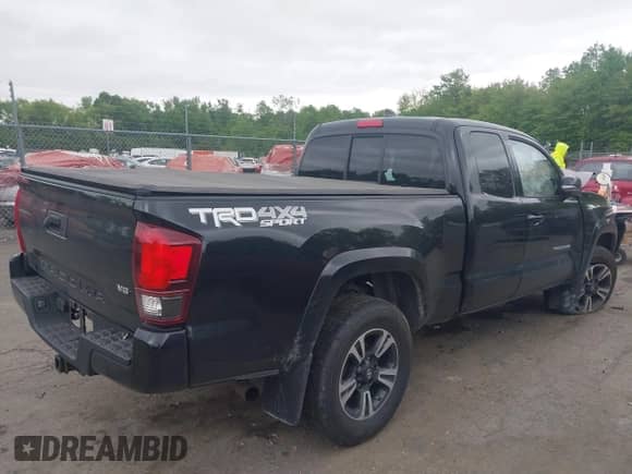 2018 Toyota Tacoma SR5 z VIN 5TFSZ5AN7JX129318, wystawiony jako IAAI lot #42318892 z przebiegiem 78 613 mil mil oraz . Historia ofert i sprzedaży dostępna na DreamBid. Obrazek 4.