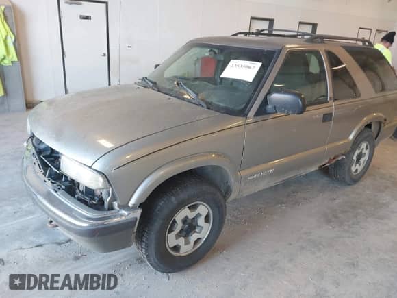 2002 Chevrolet Blazer LS с VIN 1GNCT18W02K164091, выставлен на аукционе IAAI как лот 43535067 с пробегом 197 285 миль миль и . История ставок и продаж доступна на DreamBid. Изображение 2.