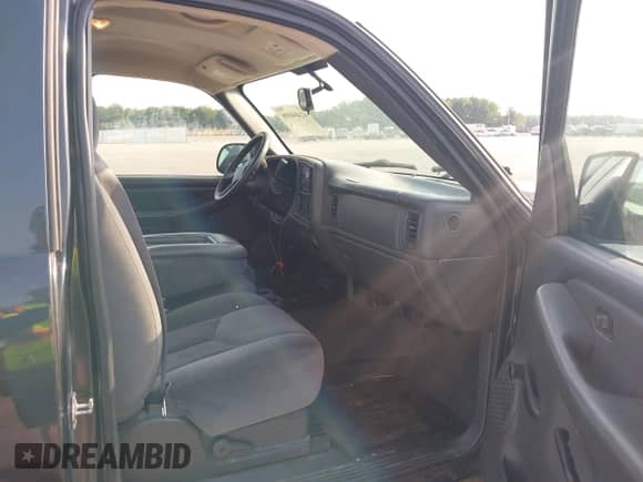 2005 GMC Sierra 1500 Work Truck z VIN 1GTEC14X05Z190508, wystawiony jako IAAI lot #42404098 z przebiegiem 169 043 mil mil oraz . Historia ofert i sprzedaży dostępna na DreamBid. Obrazek 5.