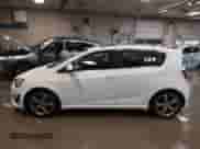 2013 Chevrolet Sonic RS z VIN 1G1JH6SB4D4245311, wystawiony jako IAAI lot #43123230 z przebiegiem 99 145 mil mil oraz . Historia ofert i sprzedaży dostępna na DreamBid. Obrazek 14.