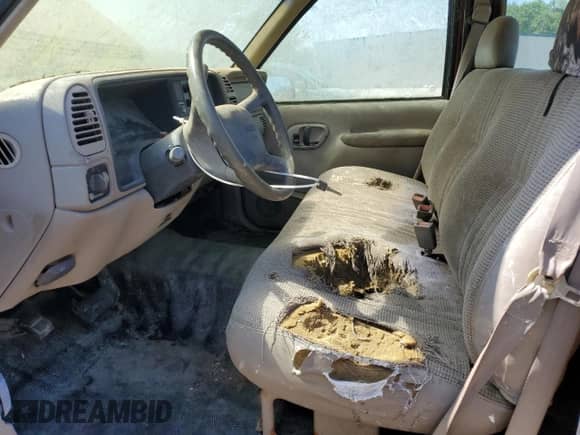 1998 GMC Sierra 1500 z VIN 1GTEC14W2WZ550452, wystawiony jako Copart lot #62010275 z przebiegiem 214 269 mil mil oraz Czysty tytuł • Clean title. Historia ofert i sprzedaży dostępna na DreamBid. Obrazek 8.