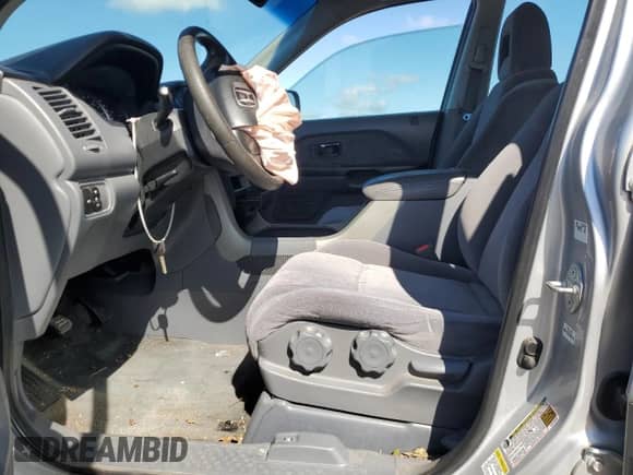 2005 Honda Pilot LX с VIN 2HKYF18125H570676, выставлен на аукционе Copart как лот 80910345 с пробегом 143 601 миль миль и Списание • Salvage title. История ставок и продаж доступна на DreamBid. Изображение 7.