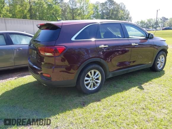 2019 Kia Sorento LX z VIN 5XYPGDA53KG482701, wystawiony jako IAAI lot #42036880 z przebiegiem 161 526 mil mil oraz . Historia ofert i sprzedaży dostępna na DreamBid. Obrazek 4.