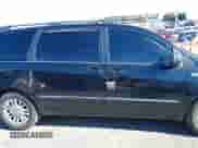 2009 Toyota Sienna XLE z VIN 5TDZK22C69S273555, wystawiony jako IAAI lot #41276221 z przebiegiem 129 160 mil mil oraz . Historia ofert i sprzedaży dostępna na DreamBid. Obrazek 13.