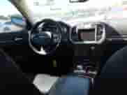 2022 Chrysler 300 Touring z VIN 2C3CCAAG1NH139499, wystawiony jako IAAI lot #42168579 z przebiegiem 240 608 mil mil oraz . Historia ofert i sprzedaży dostępna na DreamBid. Obrazek 13.