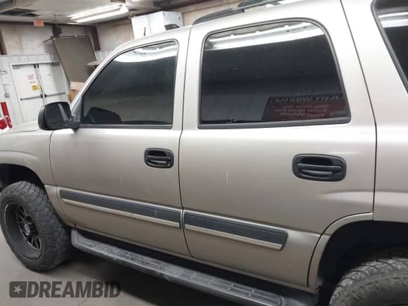 2005 Chevrolet Tahoe Z71 z VIN 1GNEC13T35R202642, wystawiony jako IAAI lot #42269486 z przebiegiem 307 025 mil mil oraz . Historia ofert i sprzedaży dostępna na DreamBid. Obrazek 14.