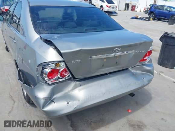 2005 Toyota Camry LE z VIN 4T1BE30K45U641113, wystawiony jako IAAI lot #43076182 z przebiegiem 199 467 mil mil oraz . Historia ofert i sprzedaży dostępna na DreamBid. Obrazek 6.