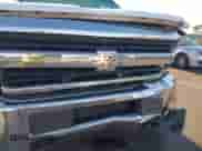 2017 Chevrolet Silverado 2500HD LT z VIN 1GC1KVEG8HF128707, wystawiony jako IAAI lot #41795885 z przebiegiem 192 048 mil mil oraz . Historia ofert i sprzedaży dostępna na DreamBid. Obrazek 18.