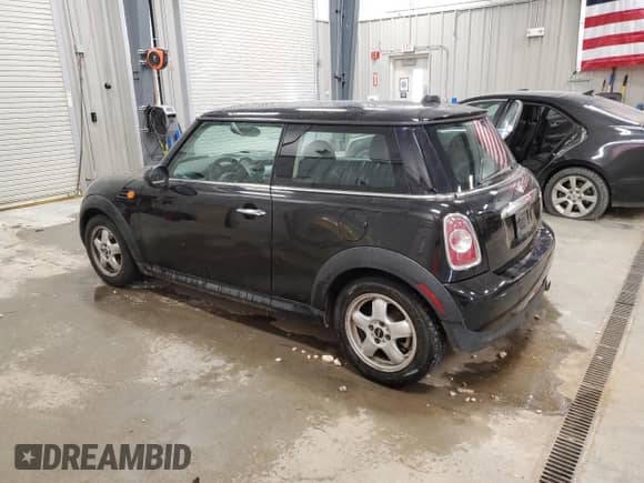 2011 MINI Hardtop with VIN WMWSU3C52BT184457, listed as a Copart auction lot 69720685 with 125,145 mi miles and Clean title. Bid and sale history available at DreamBid. Image 2.