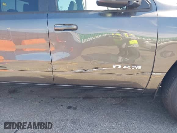 2022 Ram 1500 Big Horn z VIN 1C6RREMT4NN398555, wystawiony jako IAAI lot #43294246 z przebiegiem 21 094 mil mil oraz . Historia ofert i sprzedaży dostępna na DreamBid. Obrazek 17.