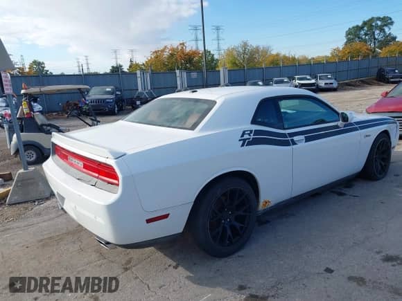 2013 Dodge Challenger R/T Plus z VIN 2C3CDYBTXDH531266, wystawiony jako IAAI lot #43506450 z przebiegiem 74 712 mil mil oraz . Historia ofert i sprzedaży dostępna na DreamBid. Obrazek 4.
