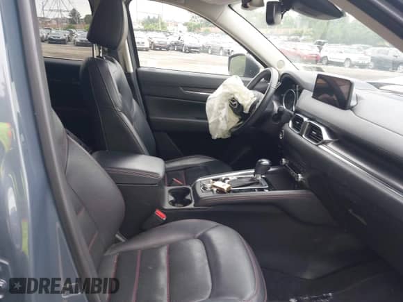 2023 Mazda CX-5 S Carbon Edition z VIN JM3KFBCM4P0142175, wystawiony jako IAAI lot #42523647 z przebiegiem 48 655 mil mil oraz . Historia ofert i sprzedaży dostępna na DreamBid. Obrazek 5.