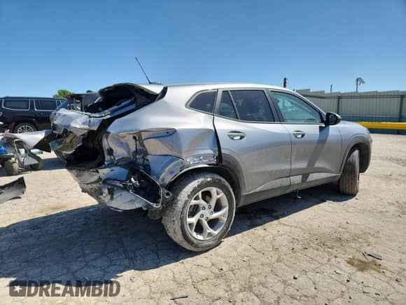 2025 Chevrolet Trax LS с VIN KL77LFEP6SC035767, выставлен на аукционе Copart как лот 61588975 с пробегом 18 623 миль миль и Списание • Salvage title. История ставок и продаж доступна на DreamBid. Изображение 3.