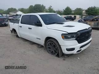 2023 Ram 1500 Laramie z VIN 1C6SRFJTXPN582106, wystawiony jako IAAI lot #42651935 z przebiegiem 27 283 mil mil oraz . Historia ofert i sprzedaży dostępna na DreamBid. Obrazek 1.
